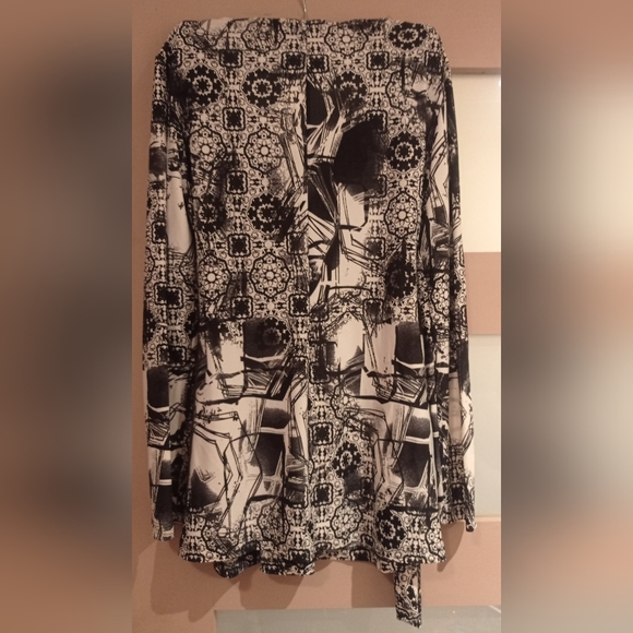 2 for 25 $ sweater size Medium - Picture 2 of 3